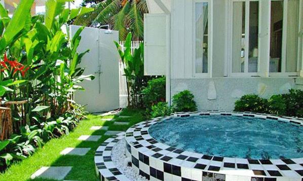 The Hen Hua Hin Hotel Exterior photo